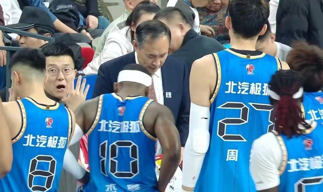 中超视频直播-北京男篮继续追逐戴维斯 杨鸣力挺杜锋 曾繁日拳击刘全兴下体被罚
